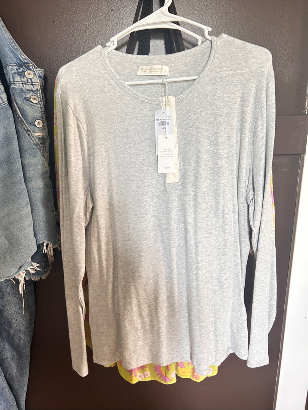 Abercrombie & Fitch Light Gray Long Sleeve Crewneck Top